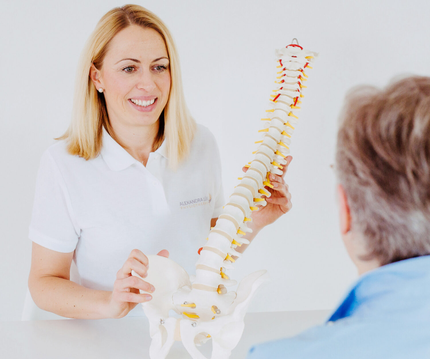 Frau erklärt Wirbelsäule