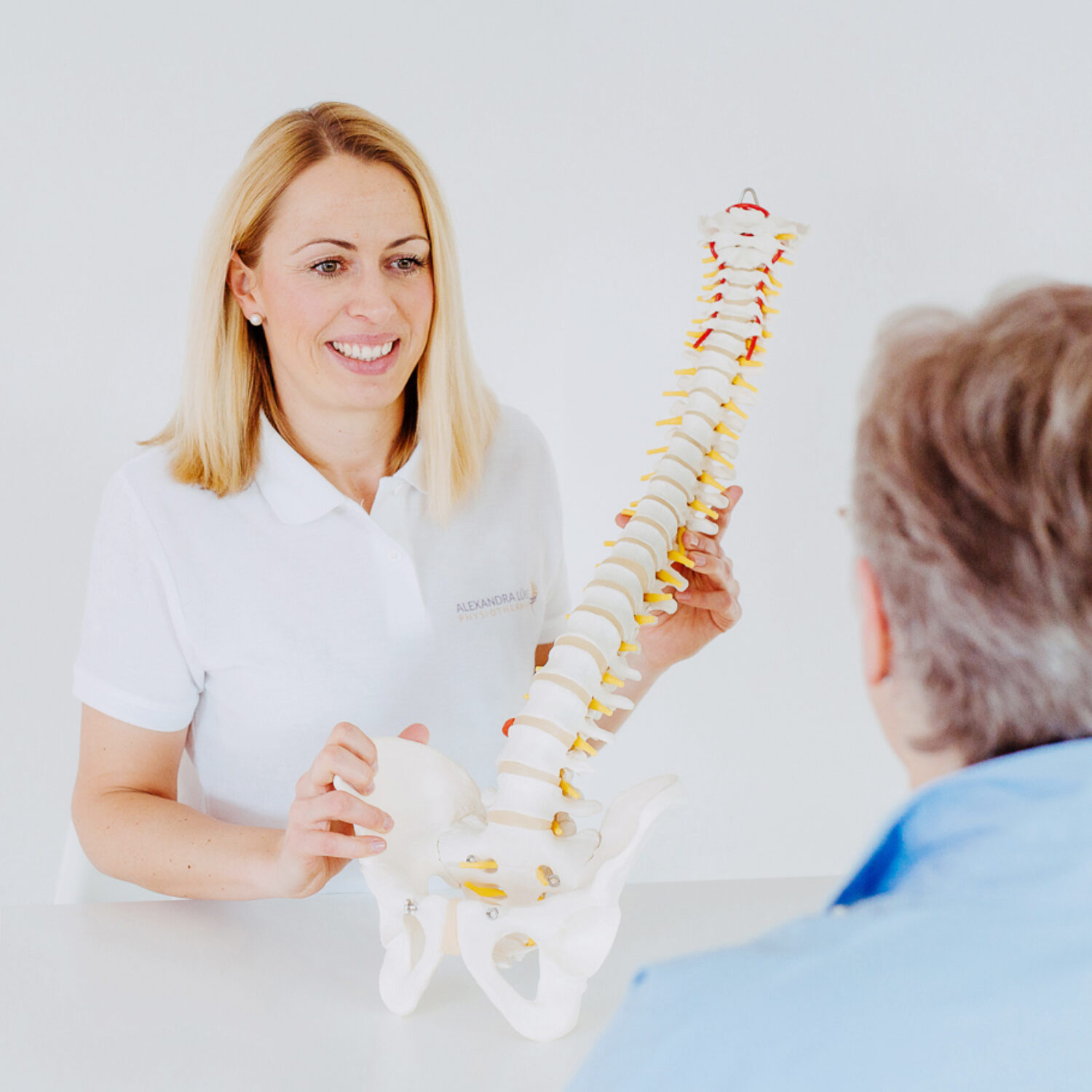 Frau erklärt Wirbelsäule